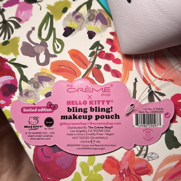 Hello Kitty Makeup Bag - Picture 4 of 4